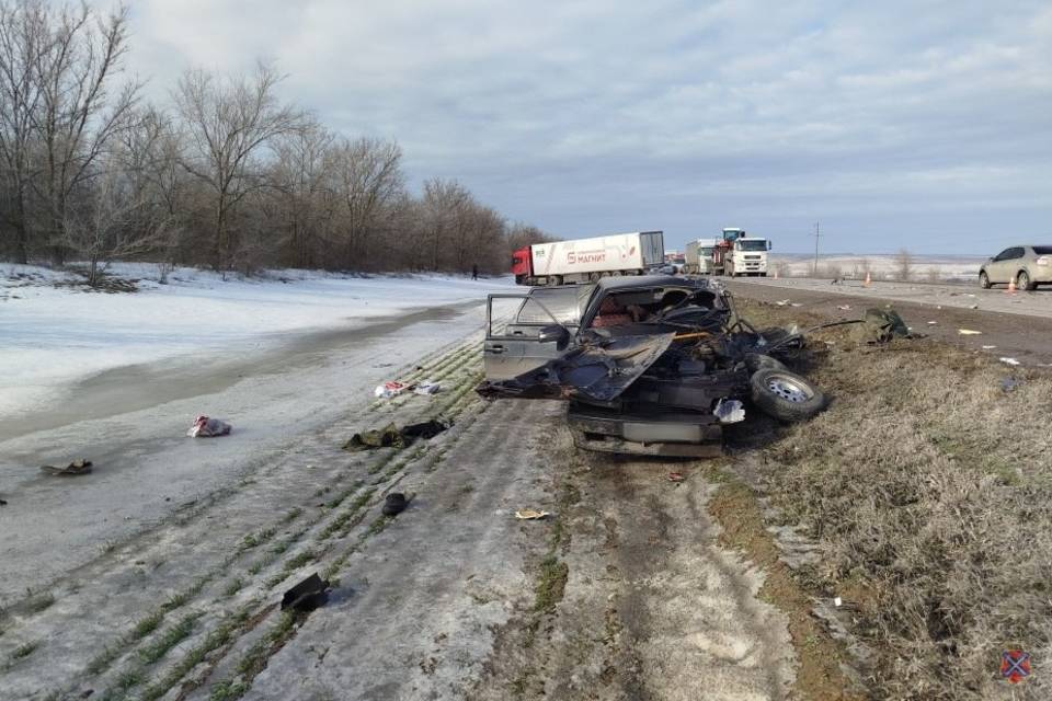 ВАЗ столкнулся с фурой на 125 км трассы Волгоград-Луганск