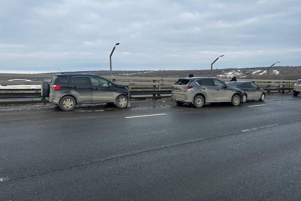 ДТП на Ангарской: "Форд" протаранил "Мазду" и "Фольксваген" в Волгограде