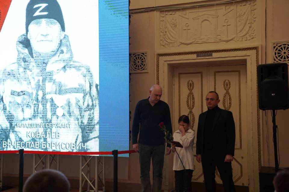 Госнаграды погибших солдат в зоне СВО передали их семьям в Волжском