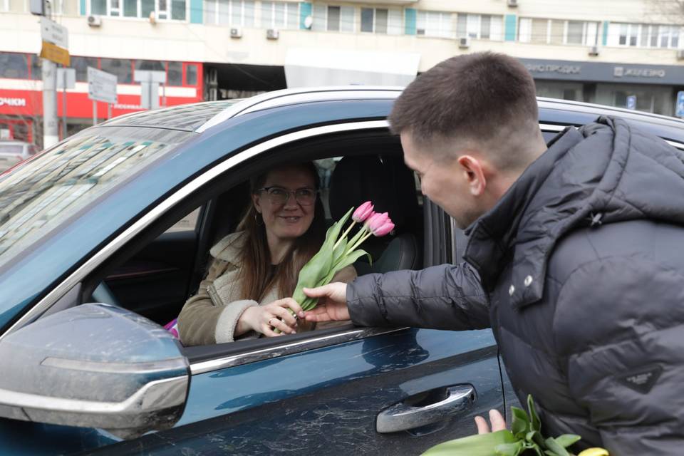 В Волгограде автоледи получили тюльпаны на Предмостной площади к 8 Марта