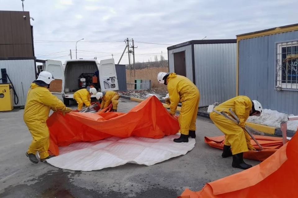 В Волгограде люди в желтом локализовали "разлив" нефти