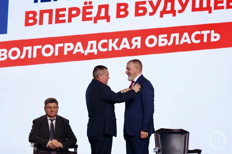 Андрей Бочаров наградил Сергея Горнякова медалью ордена