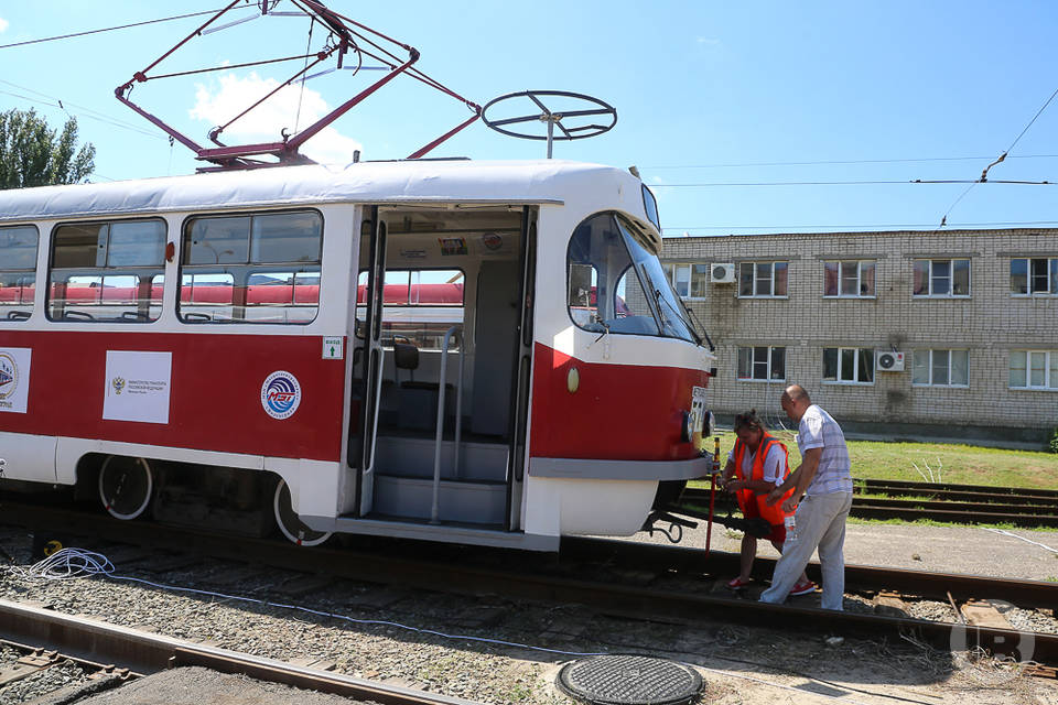 В Волгограде трамвай наехал на пьяного мужчину, севшего прямо на рельсы