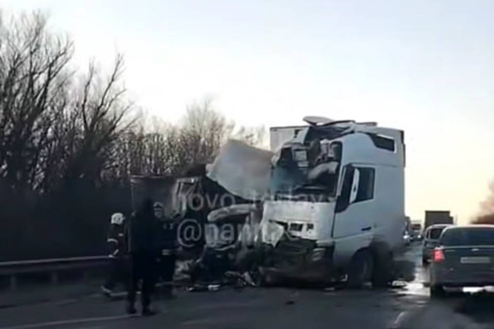 Два грузовика столкнулись под Волгоградом, есть погибший