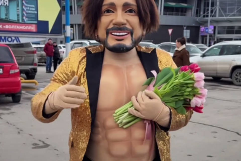 Стаса Михайлова с цветами заметили на улицах Волжского