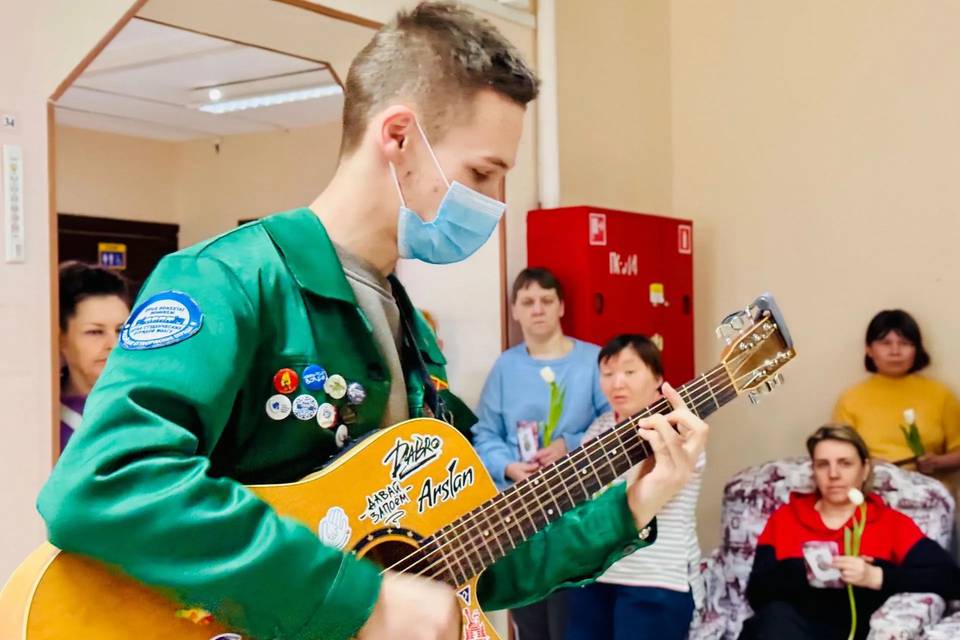 Волгоградская молодежь поздравила женщин с 8 Марта