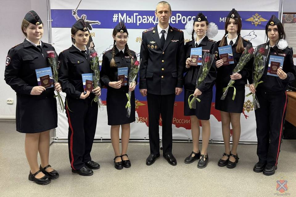 Шесть девушек-кадетов МВД получили первые паспорта в Волгограде