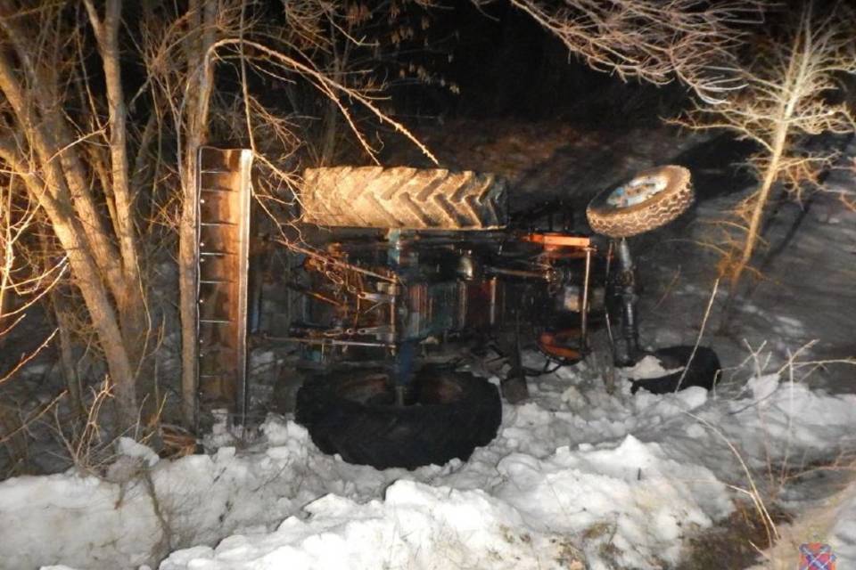 Под Волгоградом мужчина украл трактор и вылетел на нем в кювет