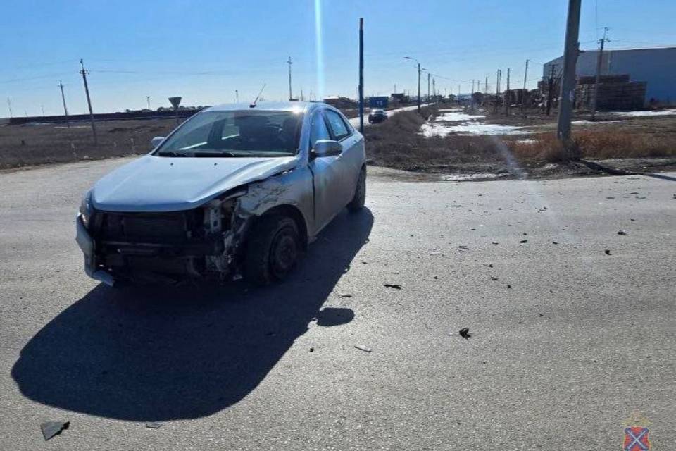 Врачи оказывают помощь пострадавшей в ДТП с двумя погибшими под Волгоградом