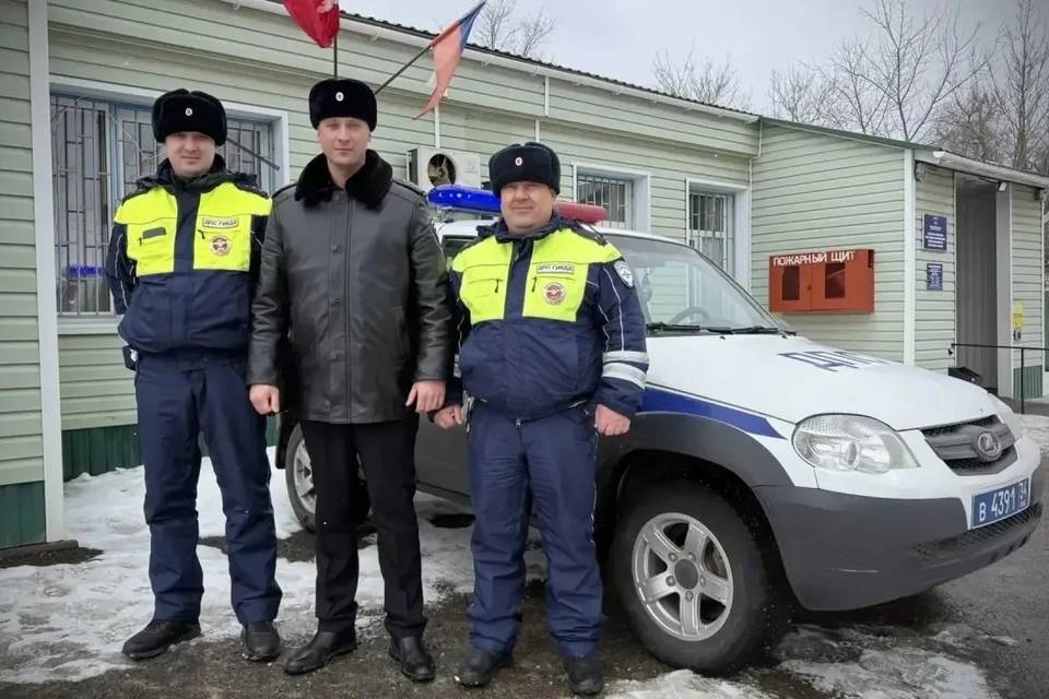 Машина доставщика застряла в кювете под Волгоградом