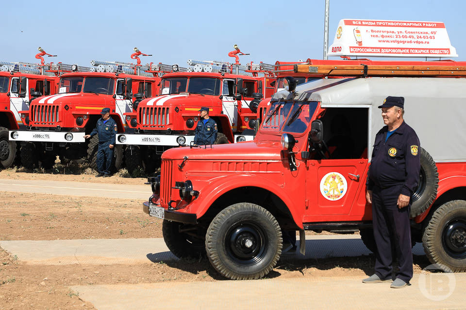 Большой дом полыхал под Волгоградом рано утром