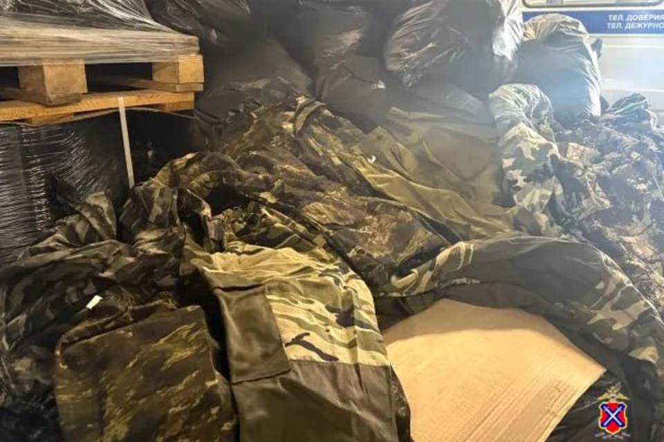 Более 13,5 тысячи изъятых вещей передала полиция Волжского на СВО