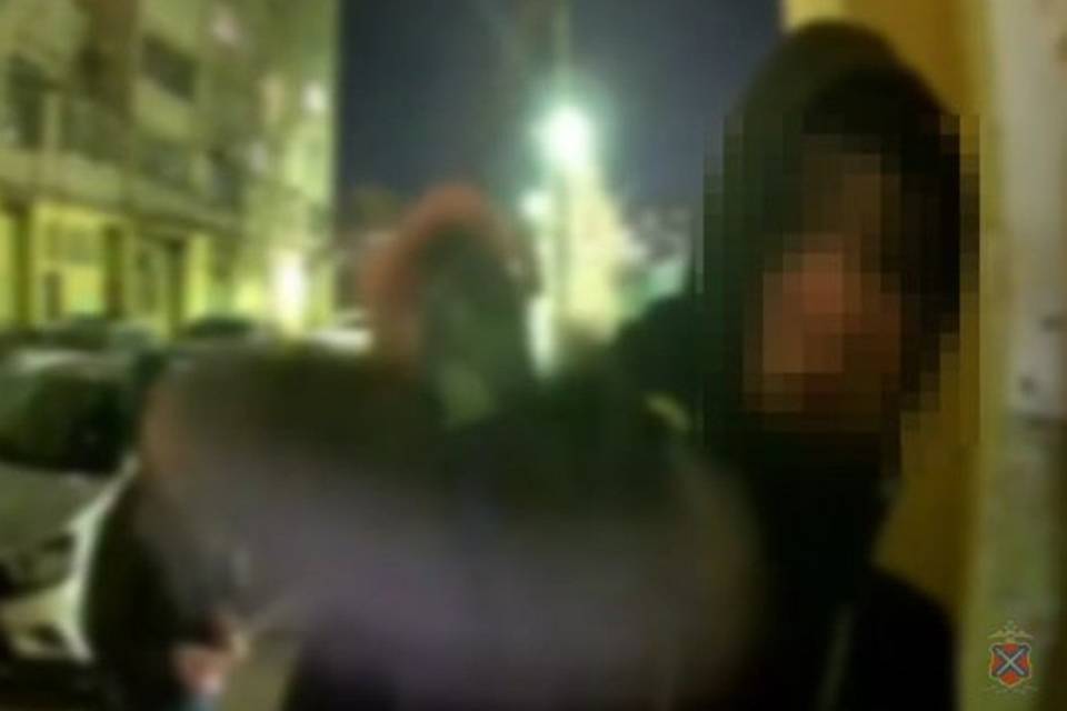 В Волжском ищут подростков-вандалов, портящих домофоны