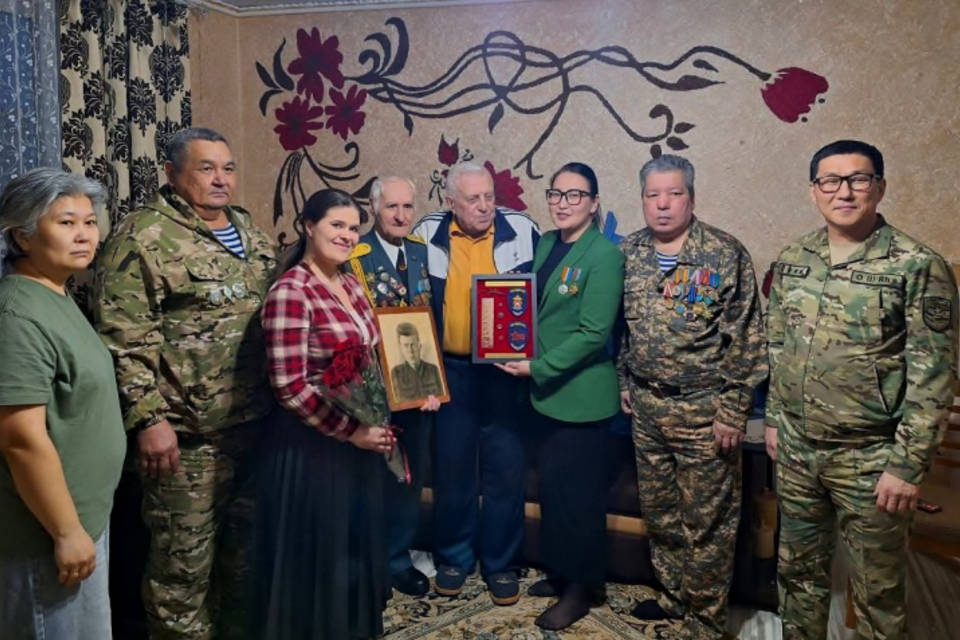 Найденный под Волгоградом медальон красноармейца передали его родным в Казахстан