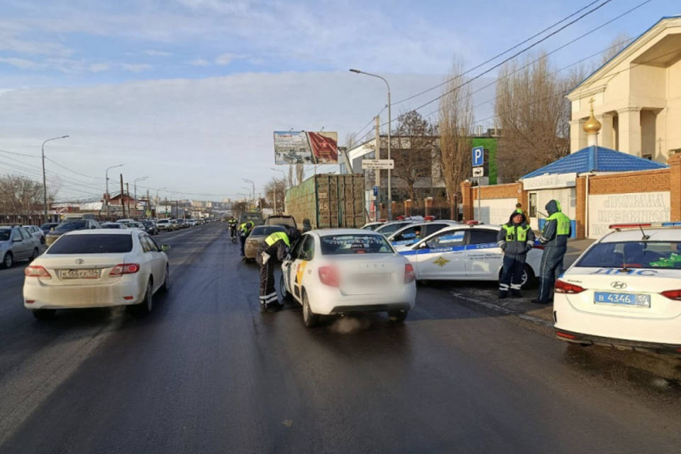 Массовые проверки таксистов и водителей автобусов прошли в Волгограде