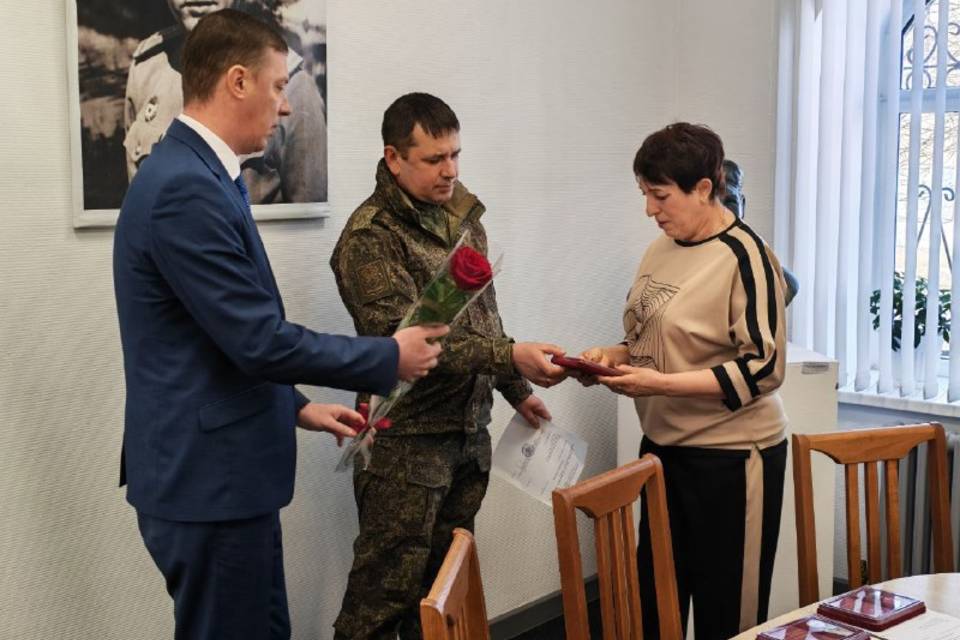 Под Волгоградом госнаграды вручили родным погибших участников СВО