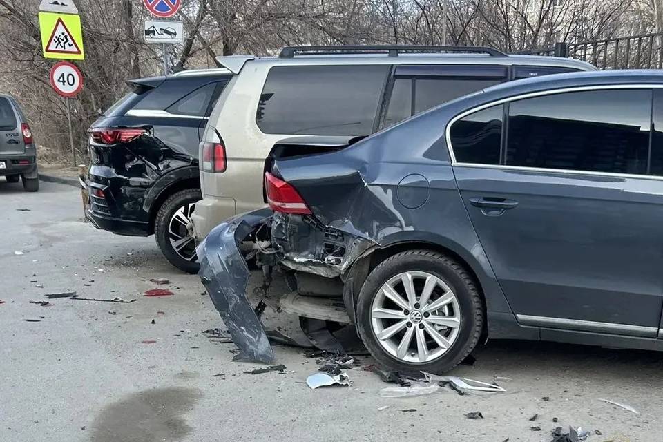 В Волгограде 23-летняя дама без прав снесла 3 машины и получила 10 суток ареста