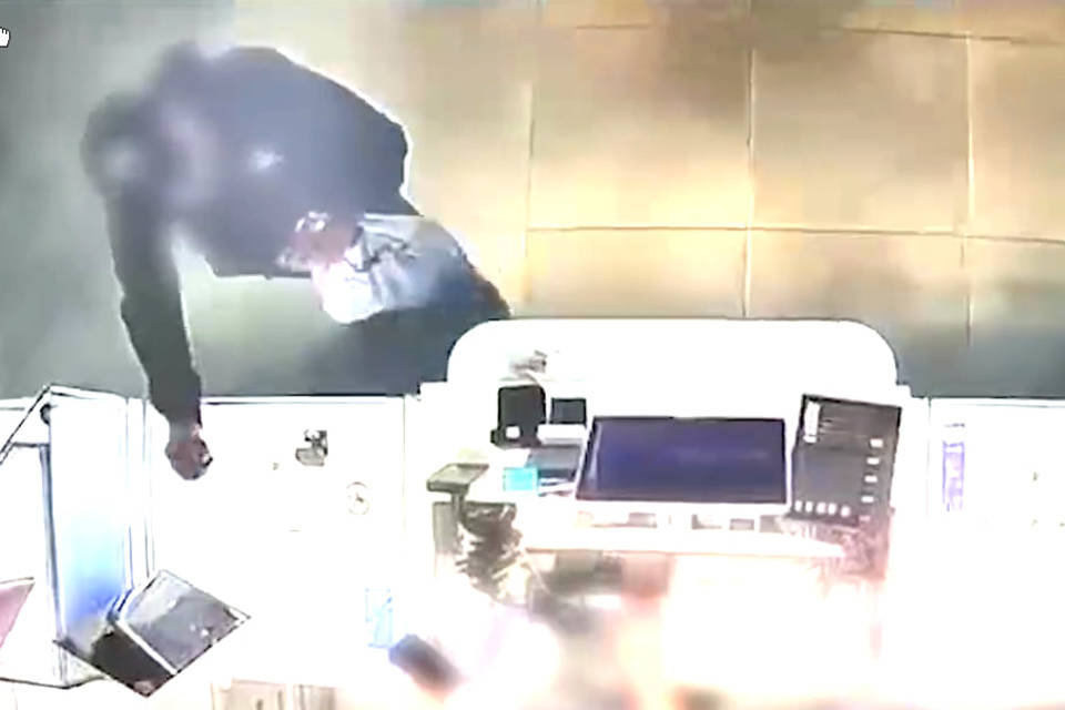 Волгоградец с гранатой ограбил ювелирный салон