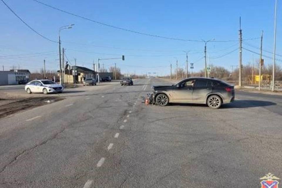 Волгоградка на BMW устроила ДТП из-за нежелания уступать дорогу