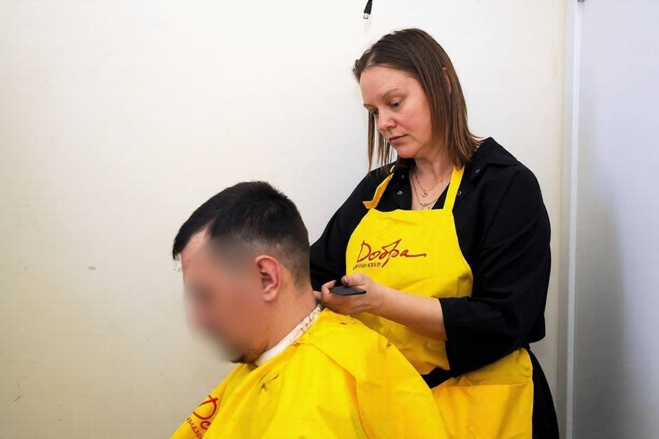 В больницу Волгограда приехали священники и парикмахеры