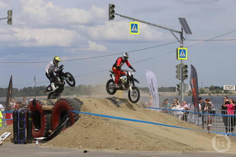 На юге Волгограда сразятся парни на мотоциклах