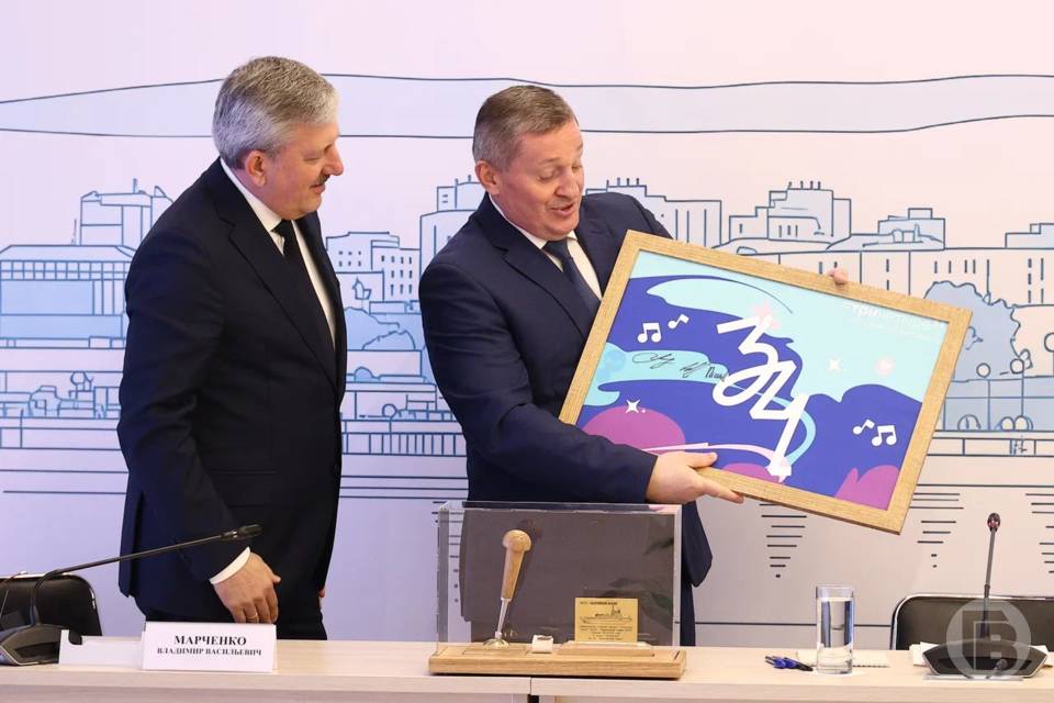 Волгограду Бочаров передал побывавший в космосе флаг фестиваля #ТриЧетыре