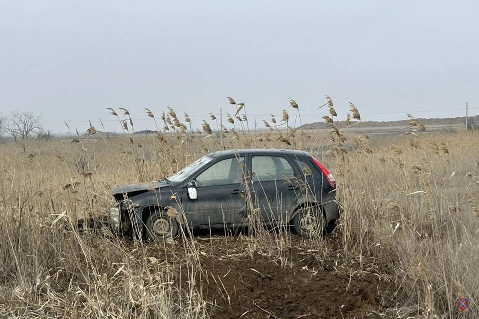 «Лада Калина» вылетела в кювет под Волгоградом