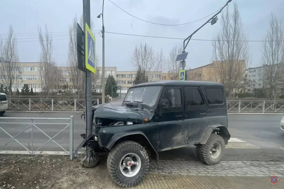 УАЗ сбил на зебре пешехода и вписался в столб в Волжском
