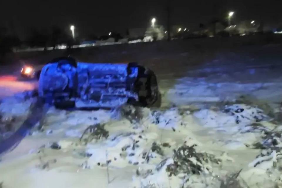 В Волгограде пьяная женщина-водитель с пассажирами опрокинулась в кювет