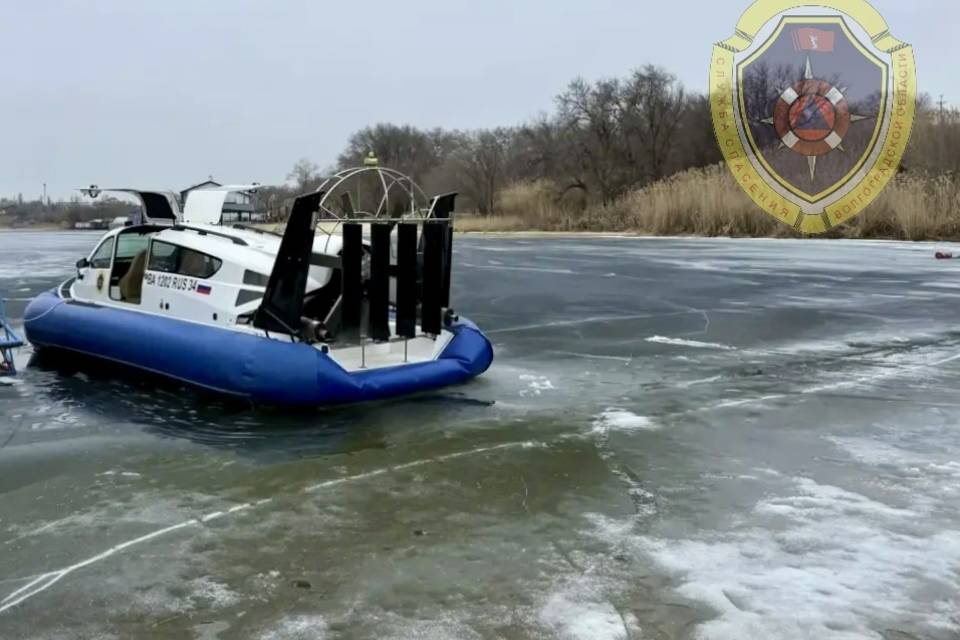 Спасатели проверили лед на водоеме рядом с Волгоградом