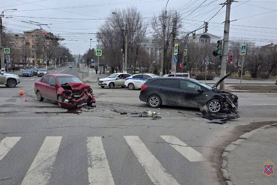 В Волгограде "Chevrolet" проехал на красный и врезался в "Kia"