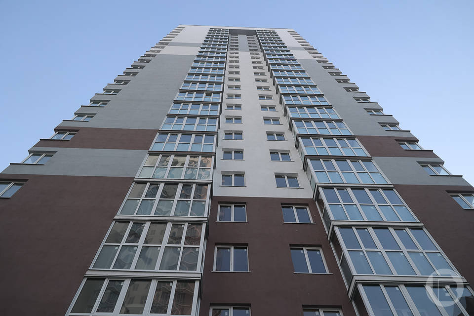 Волгоградцев напугала девушка, свесившаяся из окна