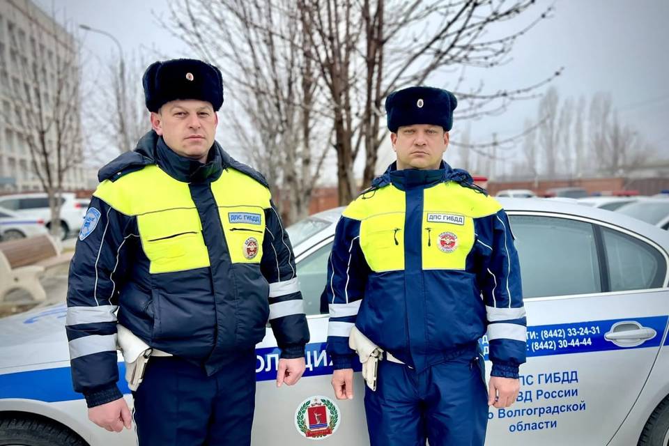 Волгоградские полицейские довезли до больницы ребенка с аппендицитом