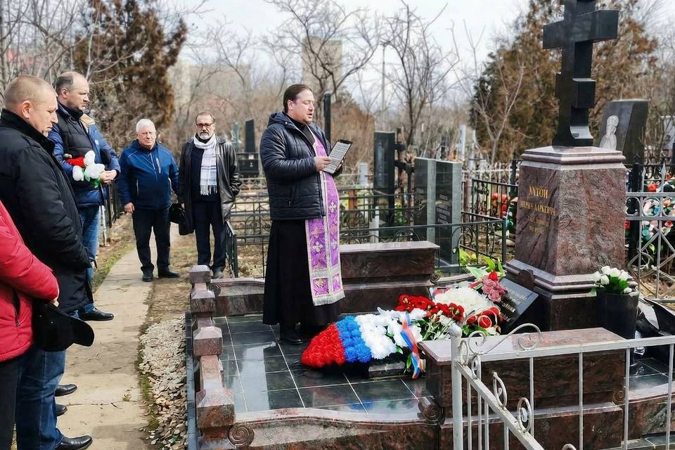 В Волгограде почтили память полицейского, известного необычной практикой в 90-х