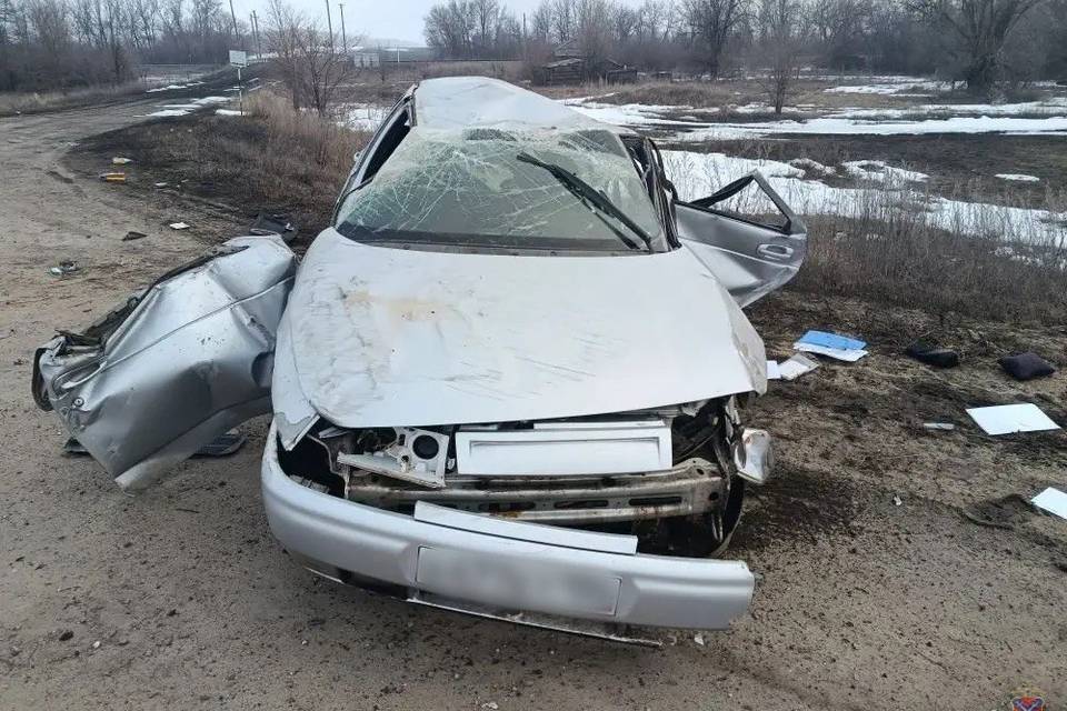 ВАЗ развалился: мужчина без прав устроил ДТП под Волгоградом