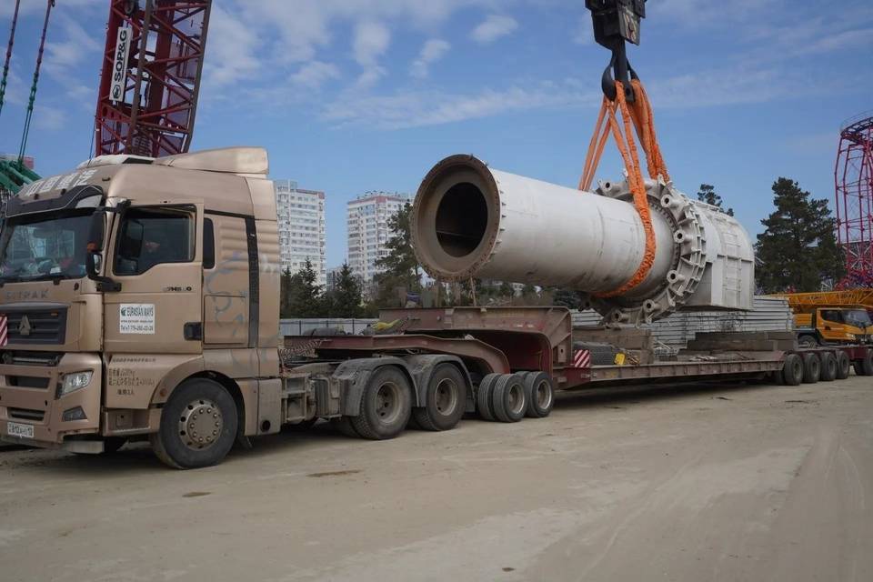 В Волгоград доставили 140-тонный вал для колеса обозрения «Звезда Сталинграда»