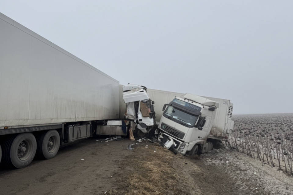 Волгоградец попал в лобовое ДТП с фурами под Рязанью