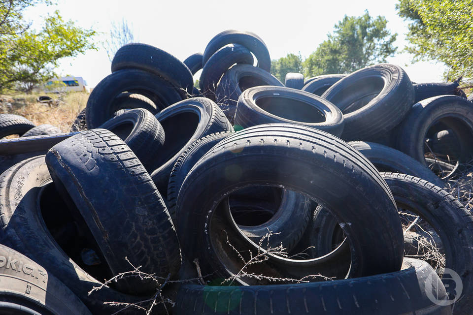 Куча покрышек полыхала под Волгоградом