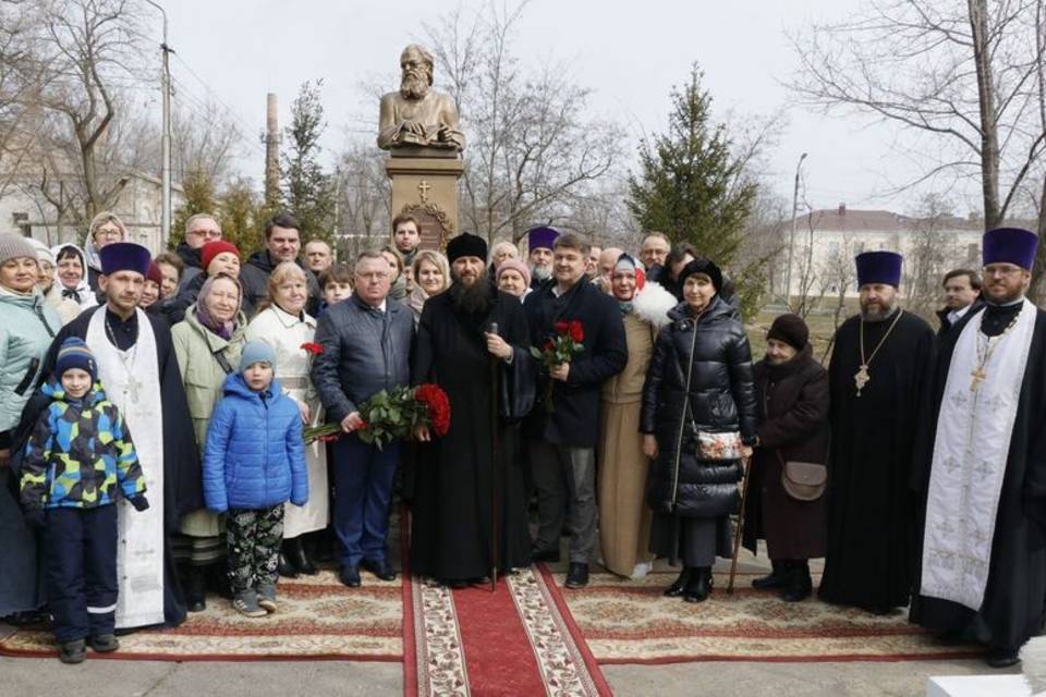 Памятник Луке Крымскому открыли в парке больницы № 5 Волгограда