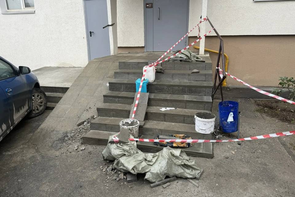 Волгоградцам отремонтировали вход в подъезд по улице Еременко