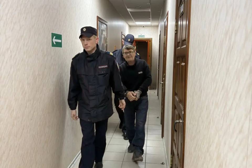Суд арестовал волгоградца за нападение с ножом на полицейского