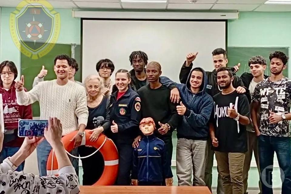 Волгоградские спасатели поговорили с иностранцами о поведении на водоемах