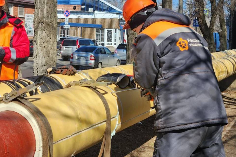Термоизоляцию трубопровода обновляют на западе Волгограда