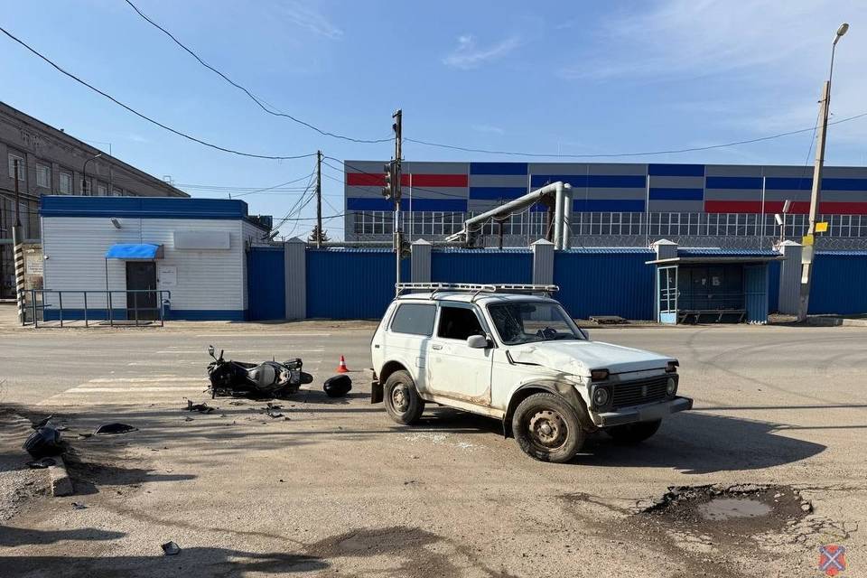 ВАЗ врезался в скутер в Волгограде