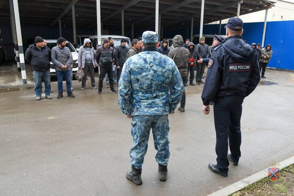 36 мигрантов доставили в полицию Волгограда после рейда на рынке