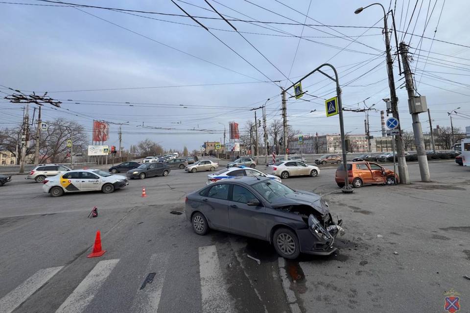 «Киа» врезалась в «Ладу» на проспекте Ленина в Волгограде
