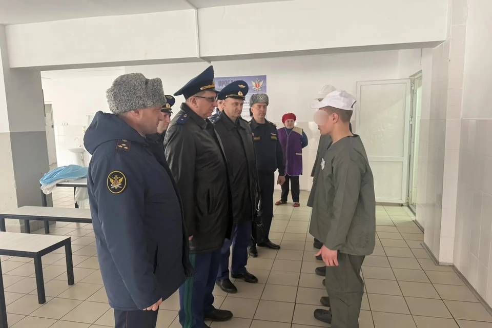 Зампрокурора выявил нарушения при проверке колоний в Камышине