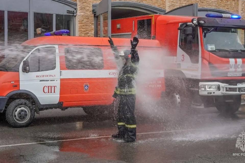 С волгоградского пожарного мощной струей смыли копоть и гарь