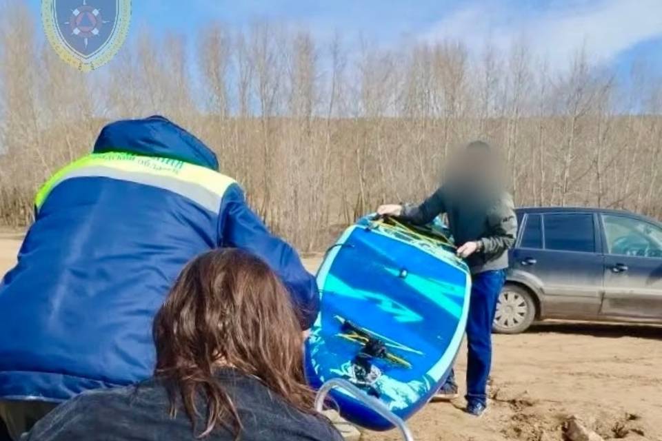 Волгоградские спасатели вытащили из реки Ахтуба двух сапбордистов