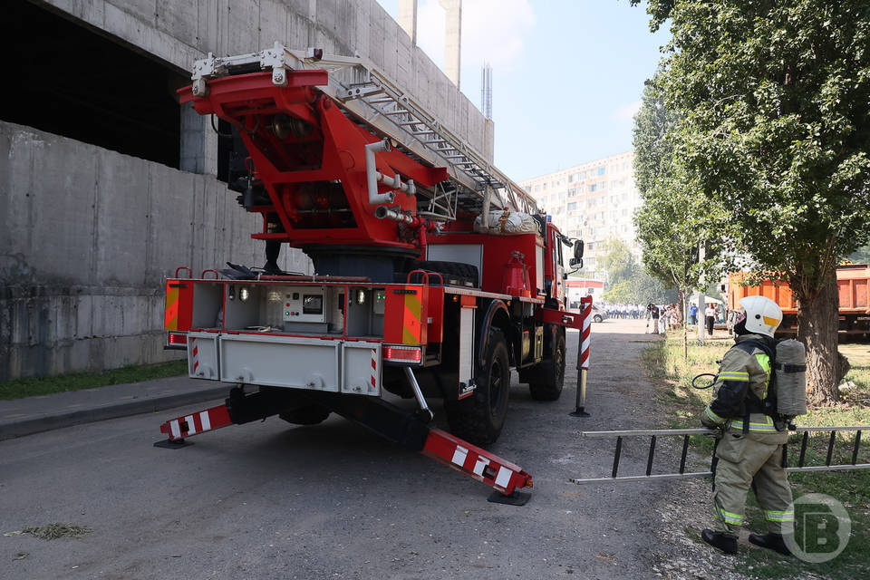 Легковушка вспыхнула вместе с мусором в Волгограде